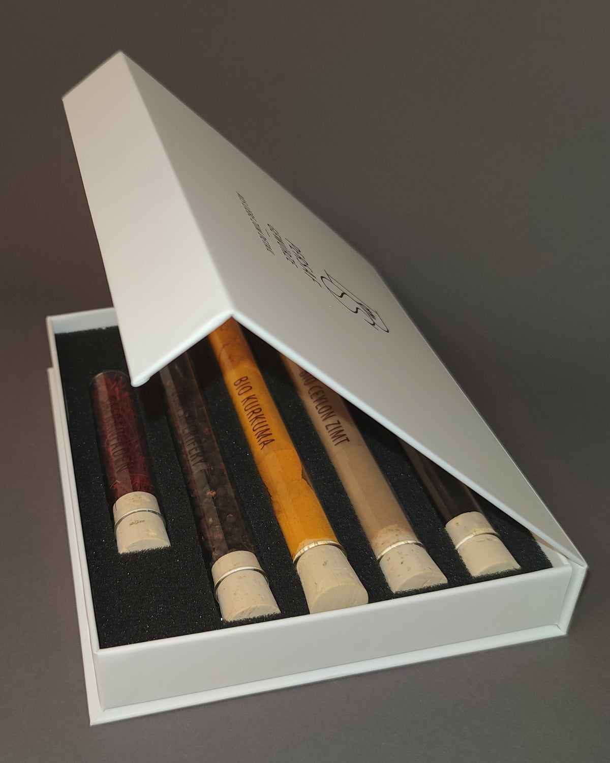 PerSaf Box: 1 Bourbon Vanilleschoten (DE-ÖKO-006) ,15g Bio Ceylon Zimtpulver (DE-ÖKO-006), 15g Bio Kurkumapulver (DE-ÖKO-006),15g Voatsiperifery Pfeffer,1g Safran
