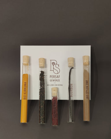 PerSaf Box: 1 Bourbon Vanilleschoten (DE-ÖKO-006) ,15g Bio Ceylon Zimtpulver (DE-ÖKO-006), 15g Bio Kurkumapulver (DE-ÖKO-006),15g Voatsiperifery Pfeffer,1g Safran