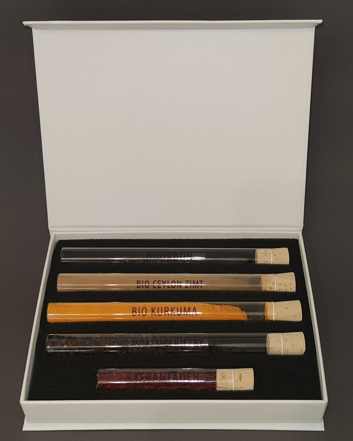 PerSaf Box: 1 Bourbon Vanilleschoten (DE-ÖKO-006) ,15g Bio Ceylon Zimtpulver (DE-ÖKO-006), 15g Bio Kurkumapulver (DE-ÖKO-006),15g Voatsiperifery Pfeffer,1g Safran