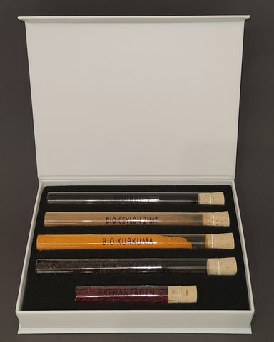 PerSaf Box: 1 Bourbon Vanilleschoten (DE-ÖKO-006) ,15g Bio Ceylon Zimtpulver (DE-ÖKO-006), 15g Bio Kurkumapulver (DE-ÖKO-006),15g Voatsiperifery Pfeffer,1g Safran